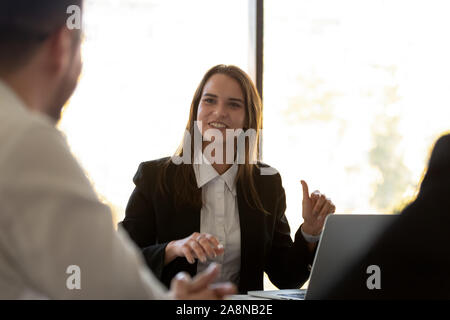 Lächelnd Geschäftsfrau führen Tagung Interaktion mit Mitarbeitern Stockfoto