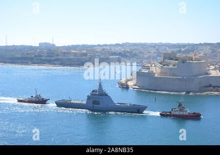 Kriegsschiff und Schlepper in den Grand Harbour, Malta Stockfoto