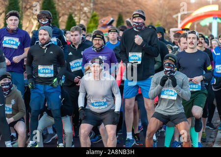 Glasgow, Schottland, Großbritannien. 10. November 2019. Läufer an der Startlinie an MoRunning, die eine Reihe von 1,5 km, 5 km und 10 km Läufe statt, an 24 Standorten in ganz Großbritannien und Irland im November zugunsten der "Movember"-Stiftung, die Mittel für die Gesundheit des Mannes. Dieses Jahr ist es ihr 10-jähriges Bestehen feiern und hat mehr als £ 1.000.000 erhöht. Diese Ereignisse, Kapital für die größten gesundheitlichen Probleme mit Männern, die Prostatakrebs, Hodenkrebs, psychische Gesundheit und Selbstmord konfrontiert. Credit: Skully/Alamy leben Nachrichten Stockfoto