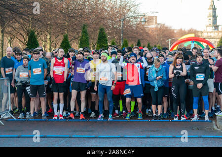 Glasgow, Schottland, Großbritannien. 10. November 2019. Läufer an der Startlinie an MoRunning, die eine Reihe von 1,5 km, 5 km und 10 km Läufe statt, an 24 Standorten in ganz Großbritannien und Irland im November zugunsten der "Movember"-Stiftung, die Mittel für die Gesundheit des Mannes. Dieses Jahr ist es ihr 10-jähriges Bestehen feiern und hat mehr als £ 1.000.000 erhöht. Diese Ereignisse, Kapital für die größten gesundheitlichen Probleme mit Männern, die Prostatakrebs, Hodenkrebs, psychische Gesundheit und Selbstmord konfrontiert. Credit: Skully/Alamy leben Nachrichten Stockfoto