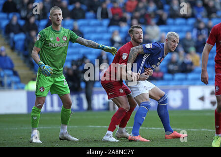 Cardiff, Großbritannien. 10 Nov, 2019. Nathan Bäcker der Stadt Bristol erhält die Auseinandersetzung mit Aden Flint von Cardiff City während der efl Sky Bet Championship Match zwischen Cardiff City und Bristol City an der Cardiff City Stadium, Cardiff, Wales am 10. November 2019. Foto von Dave Peters. Nur die redaktionelle Nutzung, eine Lizenz für die gewerbliche Nutzung erforderlich. Keine Verwendung in Wetten, Spiele oder einer einzelnen Verein/Liga/player Publikationen. Credit: UK Sport Pics Ltd/Alamy leben Nachrichten Stockfoto