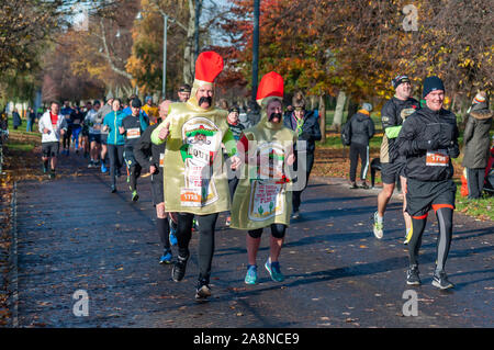 Glasgow, Schottland, Großbritannien. 10. November 2019. Läufer tragen Kostüme in MoRunning, die eine Reihe von 1,5 km, 5 km und 10 km läuft an 24 Standorten in ganz Großbritannien und Irland die während November zugunsten der "Movember"-Stiftung, die Mittel für die Gesundheit des Mannes. Dieses Jahr ist es ihr 10-jähriges Bestehen feiern und hat mehr als £ 1.000.000 erhöht. Diese Ereignisse, Kapital für die größten gesundheitlichen Probleme mit Männern, die Prostatakrebs, Hodenkrebs, psychische Gesundheit und Selbstmord konfrontiert. Credit: Skully/Alamy leben Nachrichten Stockfoto