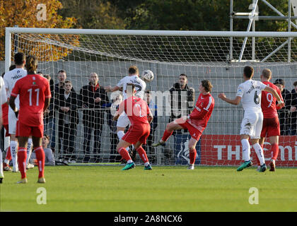 SkyEx Gemeinschaft Stadion, London, UK. 10 Nov, 2019. Football Association Cup, Hayes und Yeading United gegen Oxford United; Sam Lange von Oxford United gewinnt den Header zu zählen seine Seiten 1 Tor in der 29. Minute es 0-1-streng Redaktionelle nur Gebrauch zu machen. Keine Verwendung mit nicht autorisierten Audio-, Video-, Daten-, Spielpläne, Verein/liga Logos oder "live" Dienstleistungen. On-line-in-Match mit 120 Bildern beschränkt, kein Video-Emulation. Keine Verwendung in Wetten, Spiele oder einzelne Verein/Liga/player Publikationen Quelle: Aktion plus Sport/Alamy leben Nachrichten Stockfoto