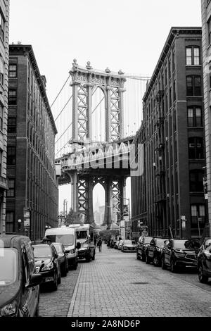 Manhattan Bridge aus Washington Street, Dumbo, Brooklyn, New York, Vereinigte Staaten von Amerika fotografiert. Stockfoto