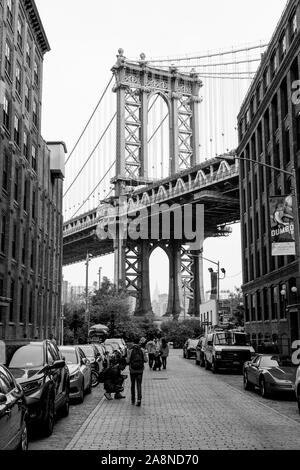 Manhattan Bridge aus Washington Street, Dumbo, Brooklyn, New York, Vereinigte Staaten von Amerika fotografiert. Stockfoto