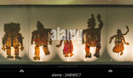 Indischen Schattenspiel Zahlen aus Andhra Pradesh, Südindien, Rama und Sita, Ramayana Epos, Museum der Kulturen, Basel, Schweiz. Stockfoto