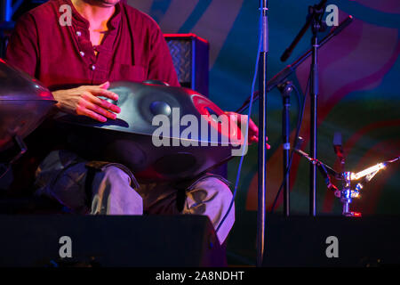 Nicht erkennbare Mann spielt Hang Drum Stockfoto