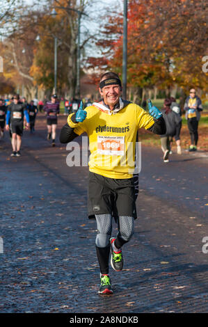 Glasgow, Schottland, Großbritannien. 10. November 2019. Ein Läufer in MoRunning, die eine Reihe von 1,5 km, 5 km und 10 km läuft an 24 Standorten in ganz Großbritannien und Irland die während November zugunsten der "Movember"-Stiftung, die Mittel für die Gesundheit des Mannes. Dieses Jahr ist es ihr 10-jähriges Bestehen feiern und hat mehr als £ 1.000.000 erhöht. Diese Ereignisse, Kapital für die größten gesundheitlichen Probleme mit Männern, die Prostatakrebs, Hodenkrebs, psychische Gesundheit und Selbstmord konfrontiert. Credit: Skully/Alamy leben Nachrichten Stockfoto