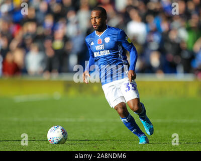 Cardiff, Großbritannien. 10 Nov, 2019. 10. November 2019; Cardiff City Stadium, Cardiff, Glamorgan, Wales; Englische Meisterschaft Fußball, Cardiff City gegen Bristol City; Junior Hoilett von Cardiff City bringt den Ball nach vorne - Streng redaktionelle Verwendung. Keine Verwendung mit nicht autorisierten Audio-, Video-, Daten-, Spielpläne, Verein/liga Logos oder "live" Dienstleistungen. On-line-in-Match mit 120 Bildern beschränkt, kein Video-Emulation. Keine Verwendung in Wetten, Spiele oder einzelne Verein/Liga/player Publikationen Quelle: Aktion Plus Sport Bilder/Alamy leben Nachrichten Stockfoto