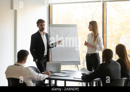 Trainer sprechen, Flipchart Präsentation für Arbeitsgruppe Stockfoto