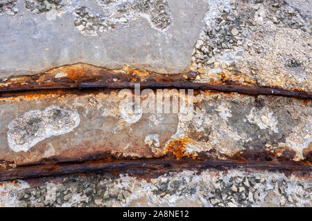 Schmale rostige Schiene Zusammenfassung Hintergrund, aus Salzwasser korrodiert und verlassenen Schienenverkehr Struktur an der alten Meer Wasser. Stockfoto