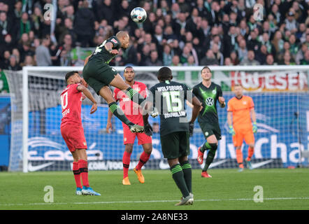 Wolfsburg, Deutschland. 10 Nov, 2019. Fussball: 1. Fussballbundesliga, 11. Spieltag: VfL Wolfsburg - Bayer Leverkusen in der Volkswagen Arena. Wolfsburgs Marcel Tisserand (2. von links) und der Leverkusener Kerem Demirbay Kampf um den Ball. Credit: Peter Steffen/dpa - WICHTIGER HINWEIS: In Übereinstimmung mit den Anforderungen der DFL Deutsche Fußball Liga oder der DFB Deutscher Fußball-Bund ist es untersagt, zu verwenden oder verwendet Fotos im Stadion und/oder das Spiel in Form von Bildern und/oder Videos - wie Foto Sequenzen getroffen haben./dpa/Alamy leben Nachrichten Stockfoto