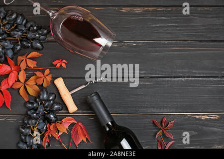 Herbst Komposition mit Wein auf schwarzen Holztisch. Stockfoto