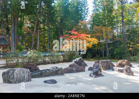 Koyasan, Präfektur Wakayama, Japan - 31. Oktober 2019: ein Rock Garden in Kongōbu-Tempel auf einem sonnigen Herbsttag Stockfoto