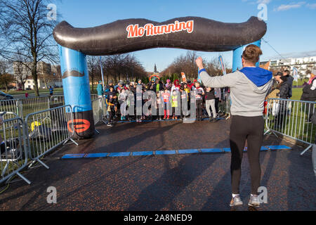 Glasgow, Schottland, Großbritannien. 10. November 2019. Läufer an der Startlinie an MoRunning, die eine Reihe von 1,5 km, 5 km und 10 km Läufe statt, an 24 Standorten in ganz Großbritannien und Irland im November zugunsten der "Movember"-Stiftung, die Mittel für die Gesundheit des Mannes. Dieses Jahr ist es ihr 10-jähriges Bestehen feiern und hat mehr als £ 1.000.000 erhöht. Diese Ereignisse, Kapital für die größten gesundheitlichen Probleme mit Männern, die Prostatakrebs, Hodenkrebs, psychische Gesundheit und Selbstmord konfrontiert. Credit: Skully/Alamy leben Nachrichten Stockfoto