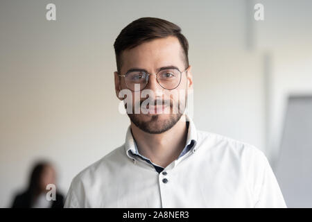 Portrait der tausendjährigen Geschäftsmann posiert an Kamera suchen Stockfoto