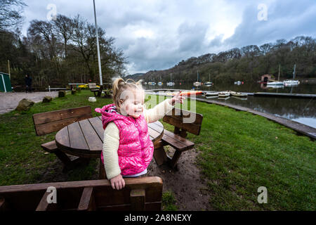 Ein hübsches kleines Mädchen genießt einen Tag in Rudyard Lake mit ihrem Vater, Vater in Leek auf der Staffordshire, Derbyshire Grenze von den Peak District Stockfoto