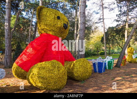 Bournemouth, Dorset UK. 10. November 2019. Bournemouth ist immer bereit für Weihnachten mit Vorbereitungen in Bournemouth Gärten für Bournemouth Weihnachtsbaum Wunderland im Gange. Riesige lametta Teddybär mit präsentiert. Credit: Carolyn Jenkins/Alamy leben Nachrichten Stockfoto