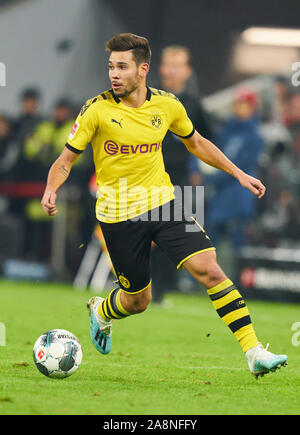 München, Deutschland. 09 Nov, 2019. Fußball FC Bayern München - Dortmund, München, 9. November 2019. Raphael GUERREIRO, BVB 13 FC BAYERN MÜNCHEN - BORUSSIA DORTMUND 4-0 - DFL-Bestimmungen verbieten die Verwendung von Fotografien als BILDSEQUENZEN und/oder quasi-VIDEO - 1. Credit: Peter Schatz/Alamy leben Nachrichten Stockfoto