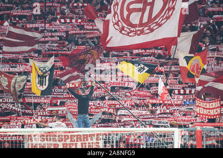 München, Deutschland. 09 Nov, 2019. Fußball FC Bayern München - Dortmund, München, 9. November 2019. FCB-Fans FC BAYERN MÜNCHEN - BORUSSIA DORTMUND 4-0 - DFL-Bestimmungen verbieten die Verwendung von Fotografien als BILDSEQUENZEN und/oder quasi-VIDEO - 1. Credit: Peter Schatz/Alamy leben Nachrichten Stockfoto