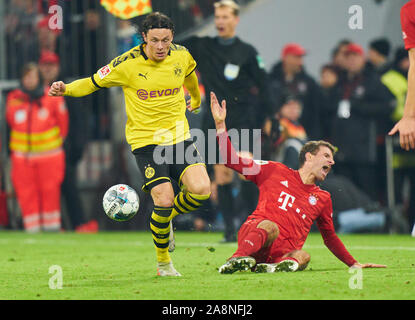 München, Deutschland. 09 Nov, 2019. Fußball FC Bayern München - Dortmund, München, 9. November 2019. Nico SCHULZ, BVB 14 konkurrieren um die Kugel, Bekämpfung, Duell, Kopfzeile, Zweikampf, Action, Kampf gegen Corentin TOLISSO, FCB 24 FC BAYERN MÜNCHEN - BORUSSIA DORTMUND 4-0 - DFL-Bestimmungen verbieten die Verwendung von Fotografien als BILDSEQUENZEN und/oder quasi-VIDEO - 1. Credit: Peter Schatz/Alamy leben Nachrichten Stockfoto