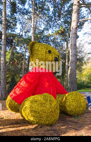 Bournemouth, Dorset UK. 10. November 2019. Bournemouth ist immer bereit für Weihnachten mit Vorbereitungen in Bournemouth Gärten für Bournemouth Weihnachtsbaum Wunderland im Gange. Riesige lametta Teddybär. Credit: Carolyn Jenkins/Alamy leben Nachrichten Stockfoto