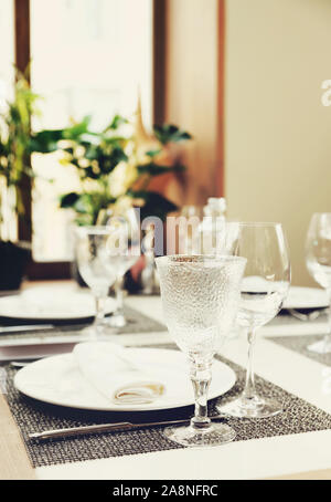 Ort Einstellung in ein teures Restaurant, getönten Bild Stockfoto