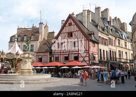 Dijon, Burgund/Frankreich - 27. August 2019: Viele Touristen, die in der Francois unhöflich Platz in der historischen Altstadt von Dijon Stockfoto