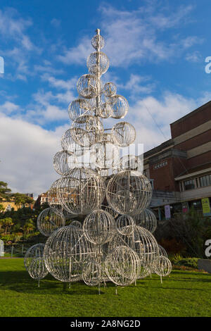 Bournemouth, Dorset UK. 10. November 2019. Bournemouth ist immer bereit für Weihnachten mit Vorbereitungen in Bournemouth Gärten für Bournemouth Weihnachtsbaum Wunderland im Gange. Einige der Bäume sind thematisch in sechs Städten rund um die Welt zu repräsentieren - Seattle Baum im unteren Gärten. Credit: Carolyn Jenkins/Alamy leben Nachrichten Stockfoto