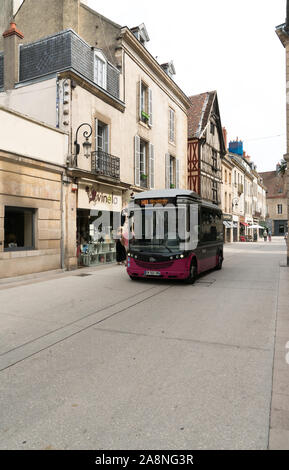 Dijon, Burgund/Frankreich - 27. August 2019: Elektrische öffentliche Verkehrsmittel Bus in die historische Altstadt von Dijon in Burgund Stockfoto