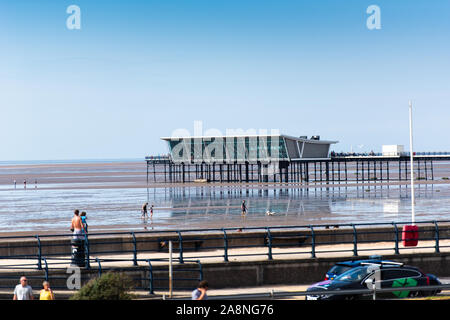 Die berühmten Southport Pier, wie die Flut an einem heissen Sommertag in Merseyside, an der Küste, am Meer Stockfoto