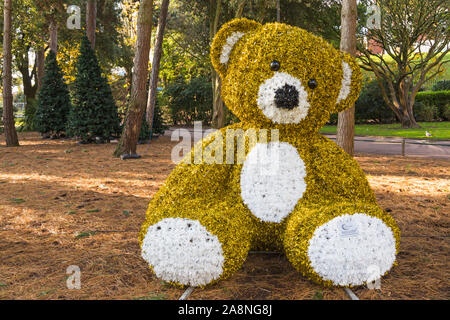 Bournemouth, Dorset UK. 10. November 2019. Bournemouth ist immer bereit für Weihnachten mit Vorbereitungen in Bournemouth Gärten für Bournemouth Weihnachtsbaum Wunderland im Gange. Riesige lametta Teddybär. Credit: Carolyn Jenkins/Alamy leben Nachrichten Stockfoto