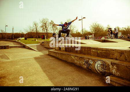 Ein Skateboarder Ollie's eine sehr hohe Double Step an der Skate Park, einige schwere Luft, professionelle Skater, extreme sports, gefährlich, mutig Stockfoto