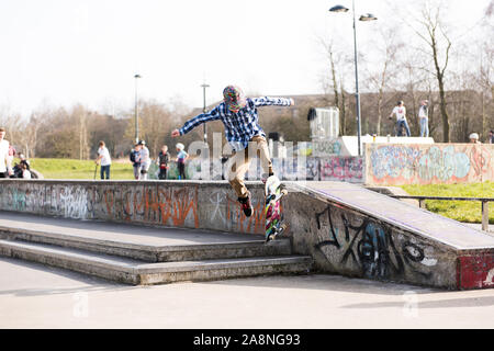 Ein Skateboarder Ollie's eine sehr hohe Double Step an der Skate Park, einige schwere Luft, professionelle Skater, extreme sports, gefährlich, mutig Stockfoto