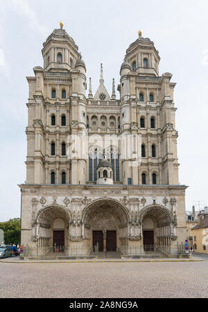 Dijon, Burgund/Frankreich - 27. August 2019: Außenansicht des historischen Saint Michel Kirche in der Altstadt von Dijon in Burgund Stockfoto