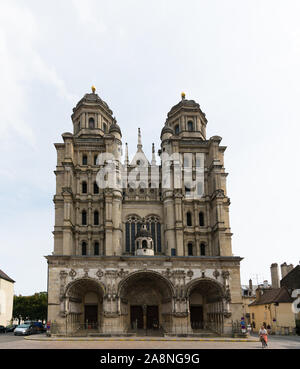 Dijon, Burgund/Frankreich - 27. August 2019: Außenansicht des historischen Saint Michel Kirche in der Altstadt von Dijon in Burgund Stockfoto