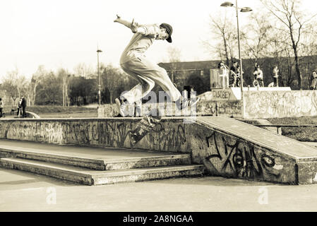 Ein Skateboarder Ollie's eine sehr hohe Double Step an der Skate Park, einige schwere Luft, professionelle Skater, extreme sports, gefährlich, mutig Stockfoto