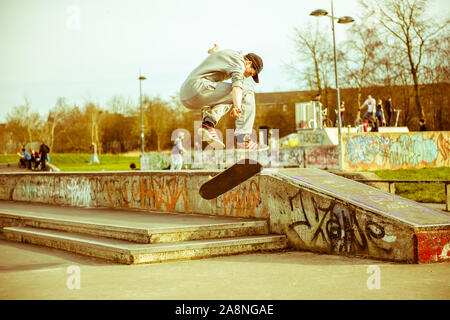 Ein Skateboarder Ollie's eine sehr hohe Double Step an der Skate Park, einige schwere Luft, professionelle Skater, extreme sports, gefährlich, mutig Stockfoto