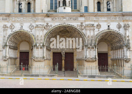 Dijon, Burgund/Frankreich - 27. August 2019: Nahaufnahme der drei Türen des historischen Saint Michel Kirche in der Altstadt von Dijon in Bur Stockfoto