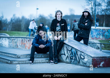 Eine Gruppe junger Modelle für die Bilder in einen Skatepark in Hanley für ein fotografisches Projekt posiert, Studenten kreative Berufe Stockfoto