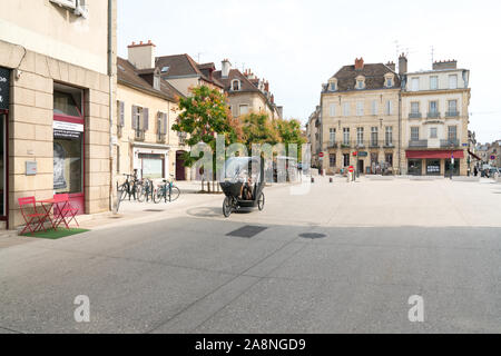 Dijon, Burgund/Frankreich - 27. August 2019: Elektrofahrrad taxi transport von Senioren durch die historische Altstadt von Dijon in Burgund Stockfoto