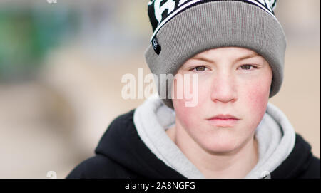 Eine junge BMX-Fahrer wirft für einige Bilder auf der Plaza Skatepark in Hanley, Stoke-on-Trent, extreme Sport und Bewegung Stockfoto