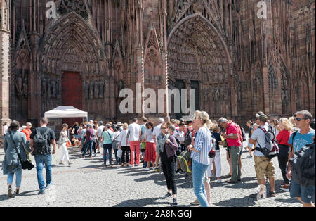 Straßburg, Paris/Frankreich - 10. August 2019: Touristen in einer langen Warteschlange außerhalb des hisrtoric Kathedrale von Straßburg warten Stockfoto