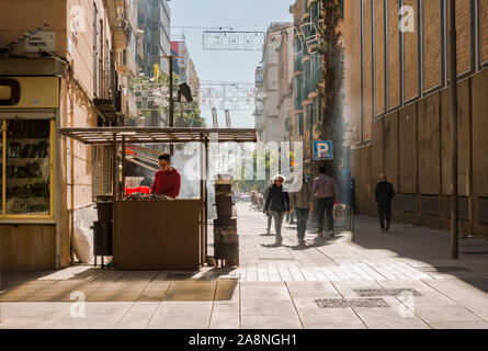 Geröstete Kastanien Verkäufer in den Straßen im Stadtteil Soho von Malaga, Spanien. Stockfoto