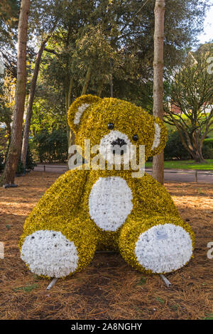 Bournemouth, Dorset UK. 10. November 2019. Bournemouth ist immer bereit für Weihnachten mit Vorbereitungen in Bournemouth Gärten für Bournemouth Weihnachtsbaum Wunderland im Gange. Riesige lametta Teddybär. Credit: Carolyn Jenkins/Alamy leben Nachrichten Stockfoto