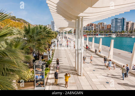 Malaga Spanien, Malaga Hafen mit El Palmeral de las Sorpresas, Promenade von Hafen, Andalusien, Spanien. Stockfoto