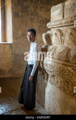 Tourguide an manuha Tempel in Bagan, Myanmar Birma posing Stockfoto
