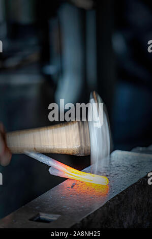 Schmied hämmern und Gestaltung einer Red Hot Iron Bar Stockfoto