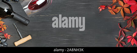 Banner mit rotem Wein, Trauben und rote Blätter auf schwarzem Hintergrund Stockfoto