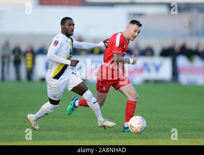 SkyEx Gemeinschaft Stadion, London, UK. 10 Nov, 2019. Football Association Cup, Hayes und Yeading United gegen Oxford United; Joe Grant von Hayes & Amp; Yeading United wird von shandon Baptiste von Oxford United - Ausschließlich redaktionelle Verwendung in Frage gestellt. Keine Verwendung mit nicht autorisierten Audio-, Video-, Daten-, Spielpläne, Verein/liga Logos oder "live" Dienstleistungen. On-line-in-Match mit 120 Bildern beschränkt, kein Video-Emulation. Keine Verwendung in Wetten, Spiele oder einzelne Verein/Liga/player Publikationen Quelle: Aktion plus Sport/Alamy leben Nachrichten Stockfoto